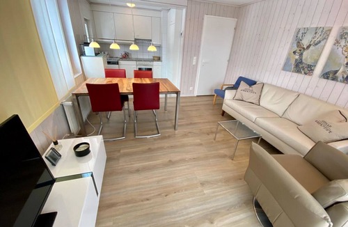 Schoenried Apartment | Suzanne Nr. 22 Appartement/Fewo, Dusche oder Bad, WC 4-Bettwohnung by Interhome
