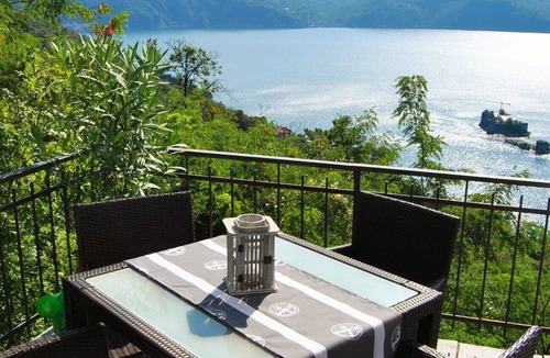 Trarego Viggiona House | tasteful small house with beautiful view on the lake