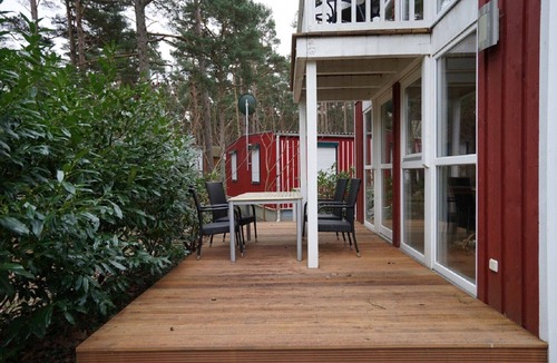 Gohren House | The idyllic Seesternchen 18a vacation home in Baabe. Modern bathroom with a shower and whirlpool for relaxing moments of well-being. Relaxing in the sauna. Dogs are welcome. One parking space included