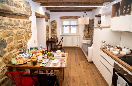Citta Alta House | The Key Of Bergamo.Fronte Mura is an elegant apartment located on Via Pignolo