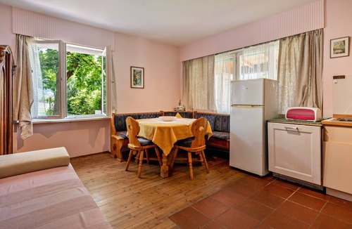 Lagundo Apartment | Töllerhof Organic Farm Apartment 'Weinberg 1' with Mountain View, Shared Pool, and Wi-Fi
