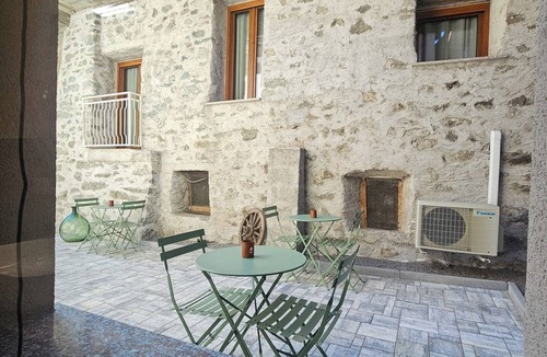 Capo di Ponte House | VICOLO STORICO Room - Grandfather Angelo's HOUSE