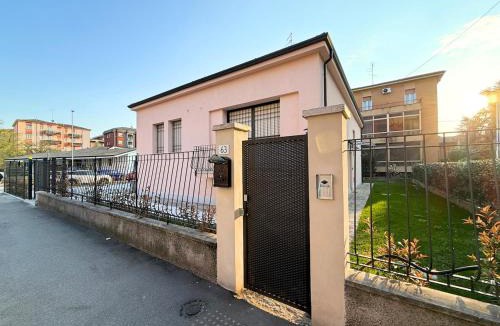 Borgo Milano House | Villa Budi - 3 Suites con bagno privato, Garage e 4 posti auto