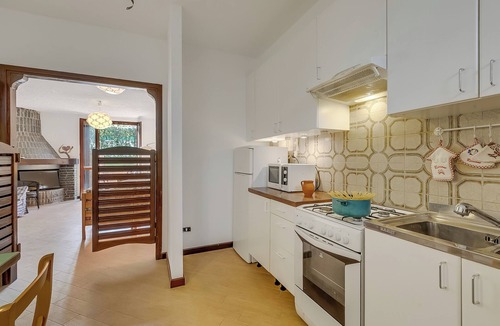 Reno Villa | Villa Eva: Leggiuno 5-Bed Villa for Families & Groups (Sleeps 10), Leggiuno, Italy