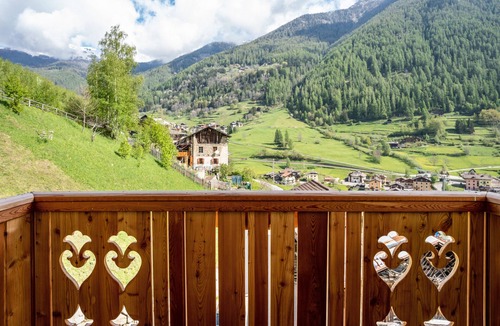Rabbi Apartment | 'Volo Dell'aquila' Apartment with Private Sauna and Mountain Views