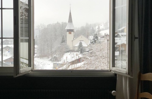 Lauterbrunnen Ski Chalet | Waterfall Views Stylish Design Big Comfy Bed