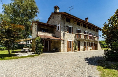 Dormelletto Apartment | Welcome to Villa Harmonia, a magnificent historic residence that has been carefully restored to preserve all the authentic charm of traditional Piedmontese farmhouses, combining elegance, comfort, and a timeless atmosphere.Nestled within more than 10,000