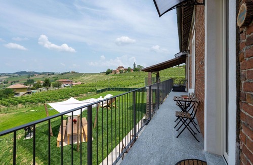Calosso House | Wonderful villa for 12 people with private pool, WIFI, TV, balcony and pets allowed