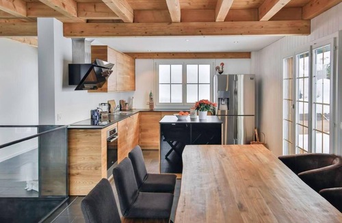 Ruetli House | Wunderschönes Luxus-Chalet mit Seesicht by Interhome
