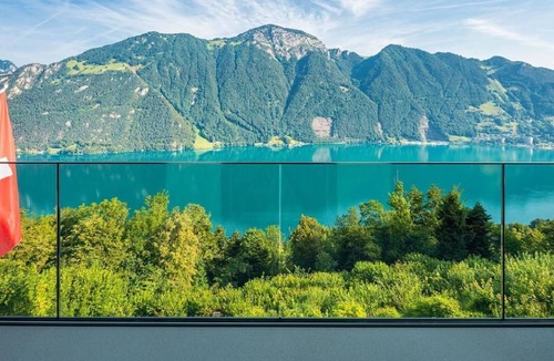 Ruetli House | Wunderschönes Luxus-Chalet mit Seesicht by Interhome