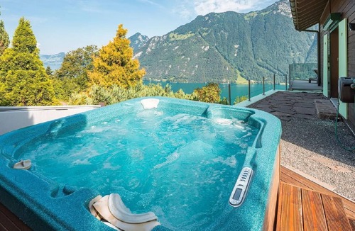 Ruetli House | Wunderschönes Luxus-Chalet mit Seesicht by Interhome