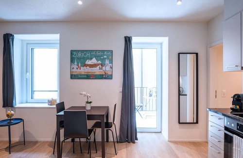 Center Apartment | ZH Anna III - HITrental Central Station Apartments