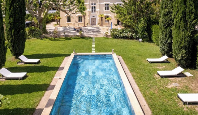 18th century castle with swimming pool in Cavaillon