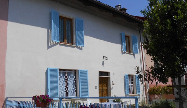 A country house in the hills, nestled among the hazelnut groves of Castellero. in Piemonte