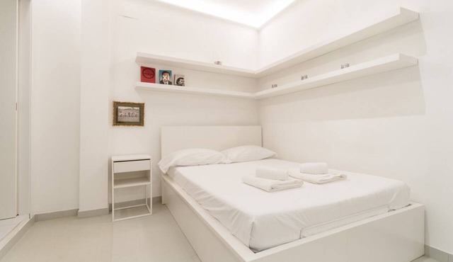 A cozy 35 sqm studio apartment, ideal for two people, located on the second floor of a building without an elevator (access via stairs).The apartment enjoys a strategic location, just steps away from Milan's Chinatown and the impressive Monumental Cemete