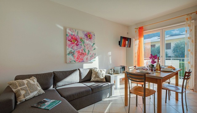 Agritur Laura - Danza di colori 3 with Shared Garden, Torbole sul Garda, Italy