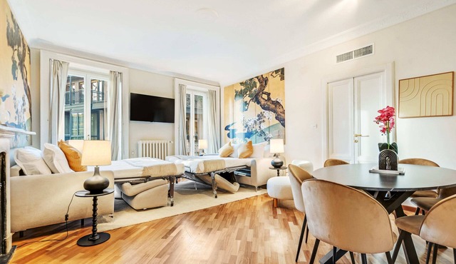 "Airbnb Luxe" Gorgeous + 3 Bedroom Near The Duomo in Milano