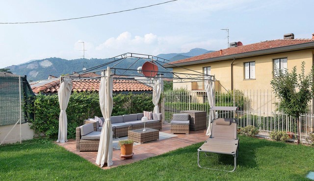 Apartment 'Elegante Lago d'Iseo' with Mountain View, Wi-Fi and Air Conditioning