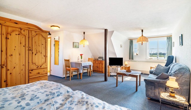 Apartment 'Fewo Weitblick' with Lake View, Shared Garden and Wi-Fi in Pellworm