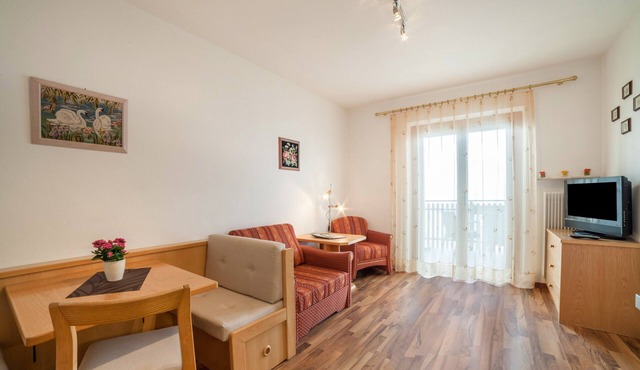 Apartment "Haus Hohenrain 3" with Mountain View, Pool, Wi-Fi, Terrace & Garden