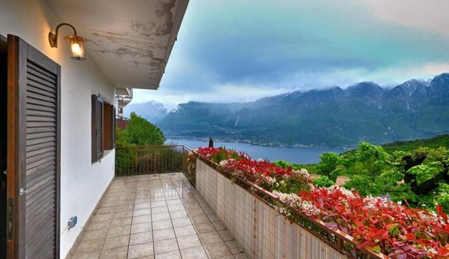 Apartment 'Il Gufo' with Lake View and Balcony