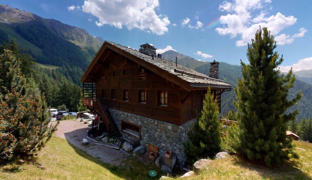 Apartment on ski slopes of Prarion