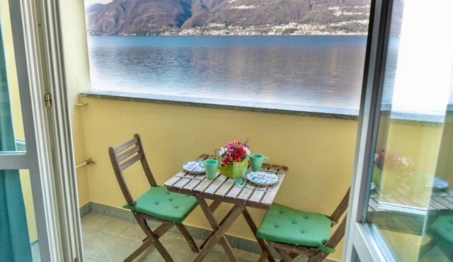 Apartment on the beach facing Lake Como. Air conditioning, wifi, internal parking and beach access are free!The house is located right in front of the lake, from where you can enjoy the beautiful view of the lake. Bellano center and Bellano Tartavalle Te in Bellano
