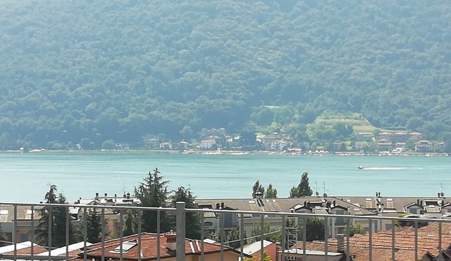 Apartment with solarium overlooking the lake near the center and the lakefront