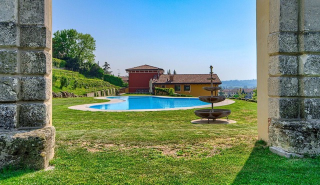 Apartment with WIFI, hot tub, A/C, private pool, TV, patio, panoramic view, parking, close to Verona