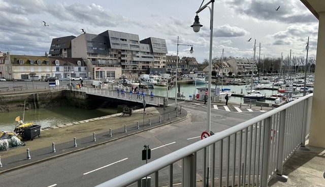 Appartement Le Royal vue Port in Courseulles-sur-Mer