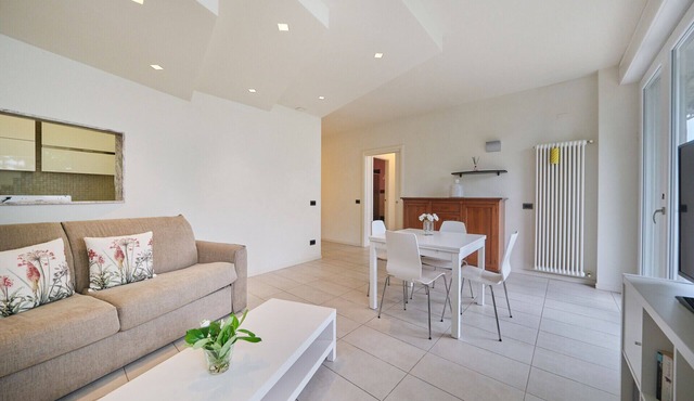 Apt with 2 Bedrooms and a large balcony front lake