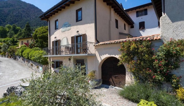 Arthur' Wohnung mit Blick aufs Wasser by Interhome in Limone sul Garda
