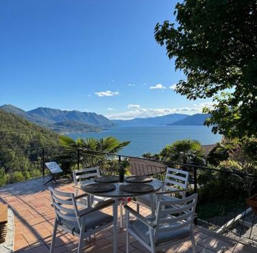 Artsy Italian lake retreat with stunning views!
