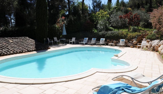 Authentic Bastide in Aix en Provence Clim, Swimming pool, 5 bedrooms, 10 travellers in Le Tholonet