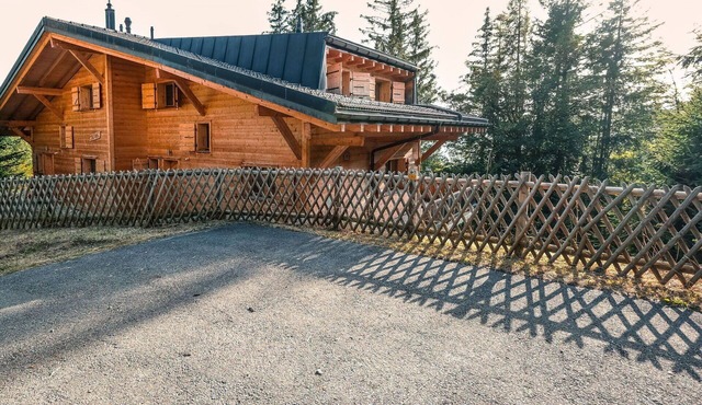 Beautiful private villa for 9 people with TV and patio