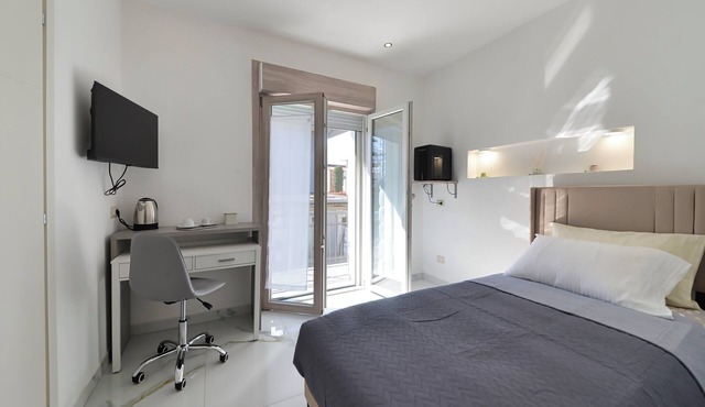 BRAND NEW ROOM WITH PRIVATE BATHROOM, WIFI AND BALCONY