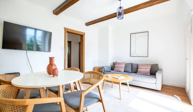 Bright 3-BR in Wipkingen — rooftop views, free parking & garden