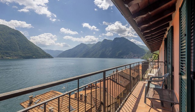 Bright penthouse on Lake Como with breathtaking view. in Colonno