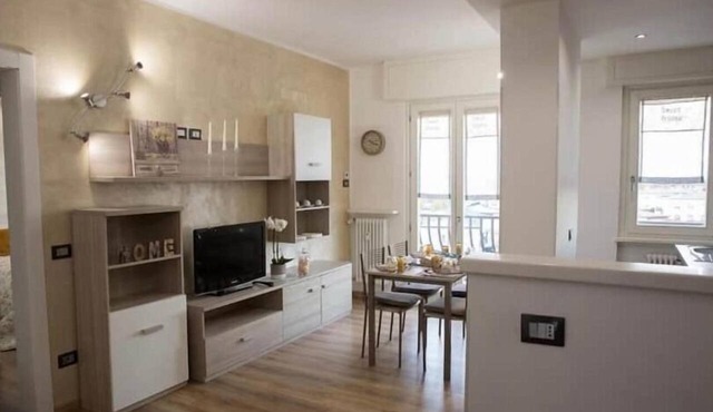 Carrara Hospital Home. A bright and modern apartment located at Via delle Cave 9