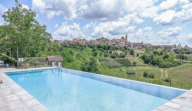 Casa Bianca, charming farmhouse with infinity pool and stunning views in Toetto