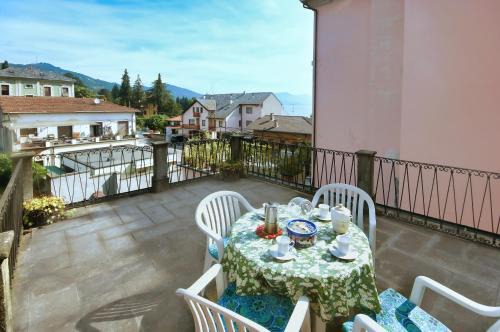 CASA DEI POETI LEOPARDI - Two-Room Apartment with Terrace and Partial Lake View in Meina