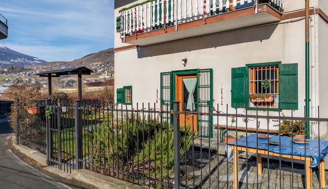 Casa Olinda, which opens to Mount Emilius and the Gran Paradiso massif. in Saint-Christopher