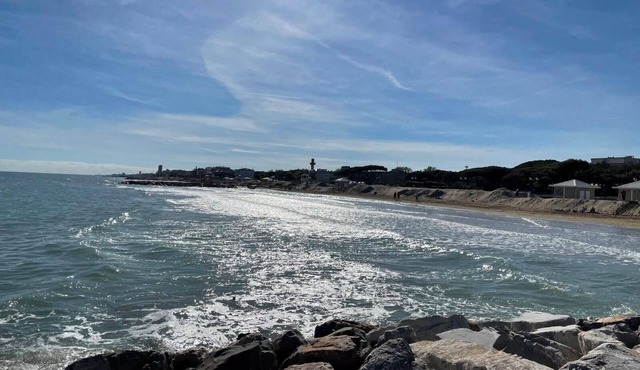 Casa Pineta, surrounded by greenery a stone's throw from the sea and the center of Jesolo. in Veneto