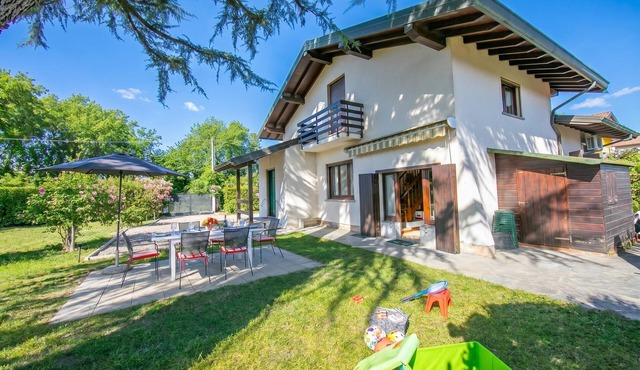 Cedar House Villa in Angera - Garden& BBQ, Angera, Italy
