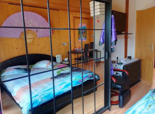 Chambre spacieuse, piscine et confort d'une maison