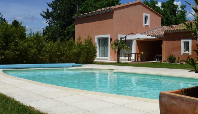 Charming contemporary gîte: wooded property, private pool, Luberon view in Cavaillon