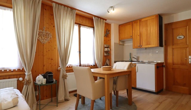 Charming studio apartment close to the shuttle bus stopOutside : studio for 2 people, on the 2nd flo
