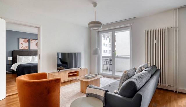 Clean Klybeck 3BR w/ Elevator & W/D, near River, by Blueground in Basel