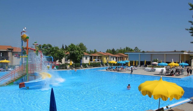 Cosy apartment for 6 guests with WIFI, A/C, pool, TV and terrace