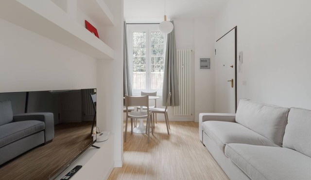 Cozy 48m2 apartment, perfect for 3 people, located in the basement of a building (stairs to access it).The property is located in the Turro district, about 700 meters from the M1 metro stop of the same name, in a quiet residential area well served by all in Milan